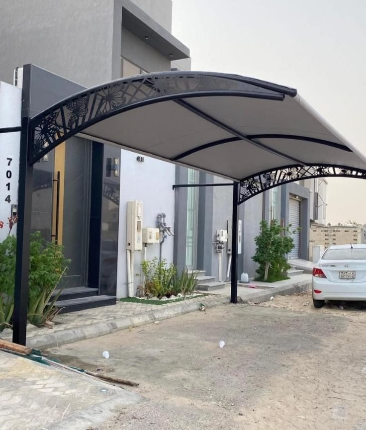 مظلات سيارات قماش الرياض أمام المنازل.